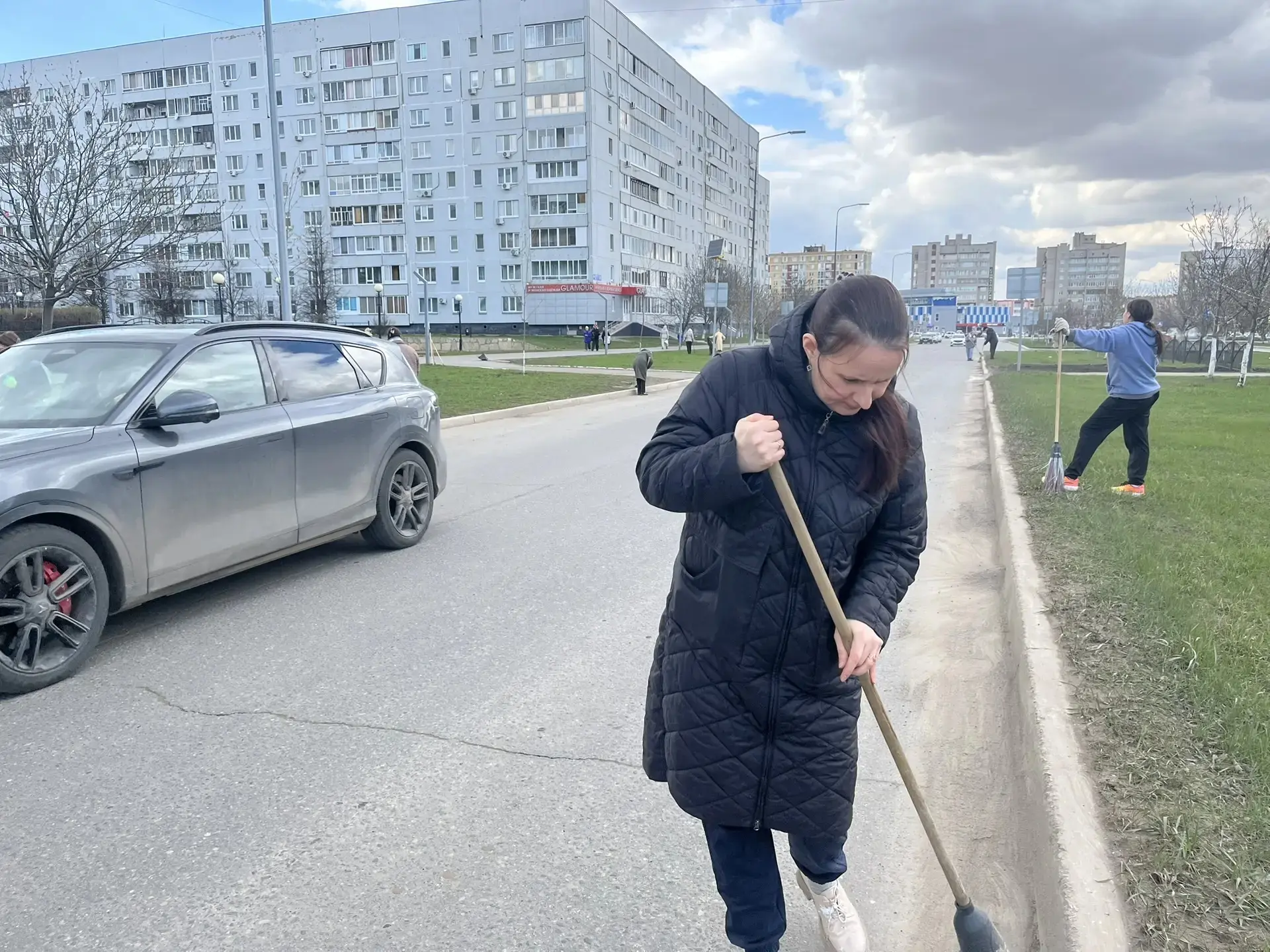Педагогический коллектив нашей школы присоединился к городскому субботнику.    Безнең мәктәпнең укыт