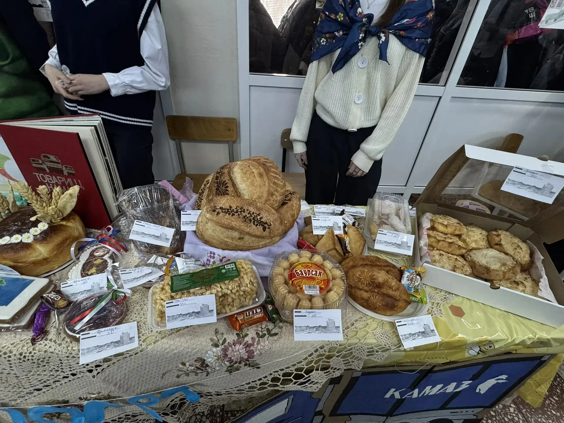 В школе прошла яркая ярмарка Солидарности, посвящённая блюдам национальной кухни. Учащиеся представи