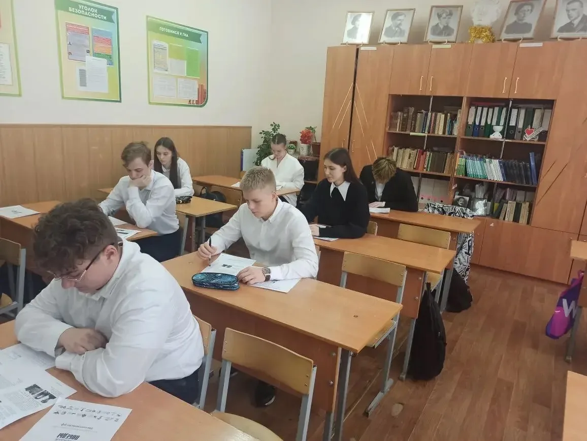 Сегодня наша школа стала частью масштабной всероссийской акции! 🇷🇺  Вместе со всей Россией ученики 8