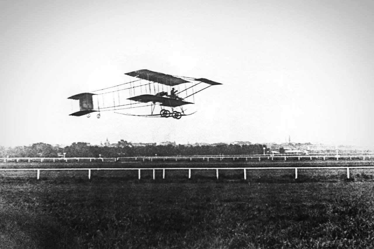 Полет одного из первых русских авиаторов Уточкина над Ходынским полем, 1912 год.