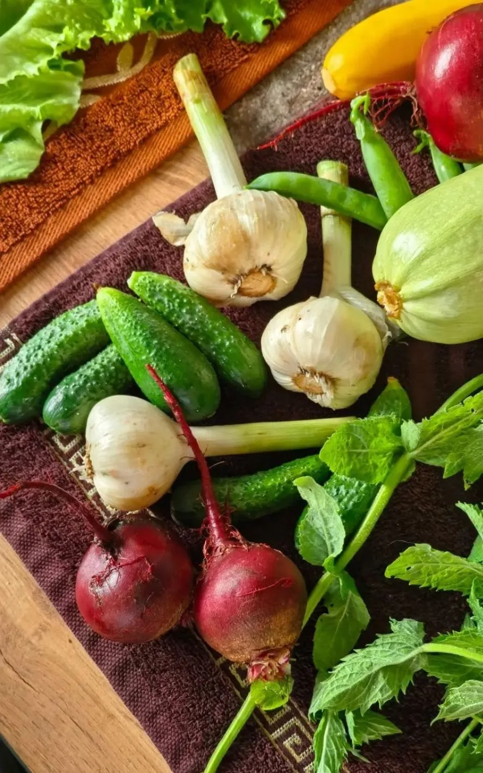 ПРИЕХАЛИ С ДАЧИ И ПРИВЕЗЛИ МНОГО ПОЛЕЗНОСТЕЙ 🥬🥗☘️

• Чеснок, кабачки, молодая морковь, редис, ботв