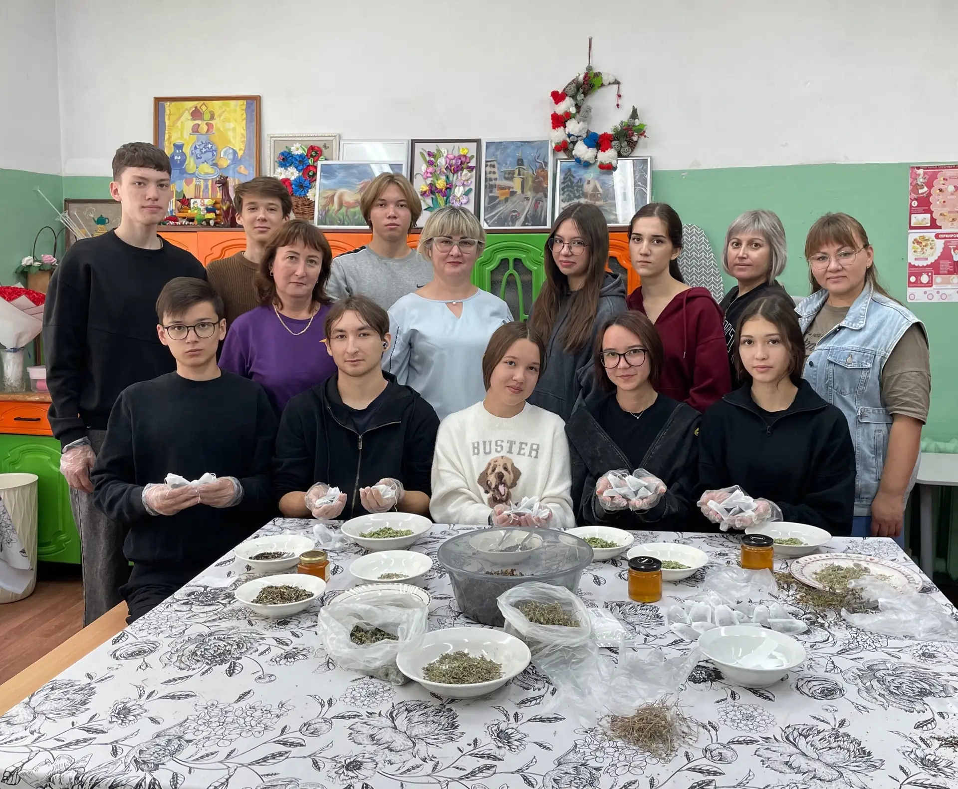 🇷🇺 В единстве наша сила: учителя и ученики продолжают миссию милосердия на каникулах.