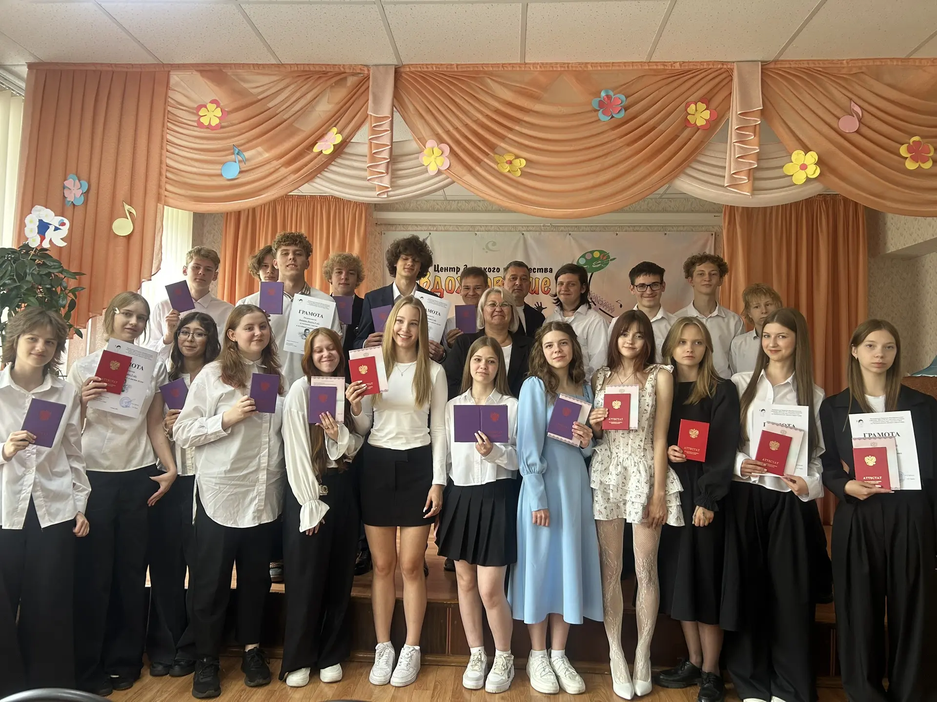 Наши девятиклассники — выпускники! 🎉
Какой волнительный и радостный день! 
Сегодня мы с гордостью в