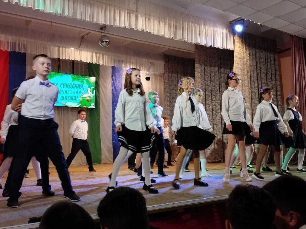 🎓 Выпускной 4 класса: новый этап в жизни!  22 мая в гимназии прошёл особенный праздник — выпускной д