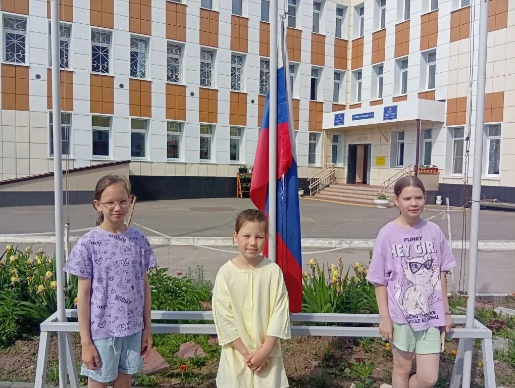 ☀️День в лагере: поднятие флага, творчество ко Дню России, встреча с полицейским и посещение музея  