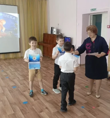 Награждение победителей-дошкольников общешкольного конкурса «Золотая рыбка»   Дошколята принимают ак