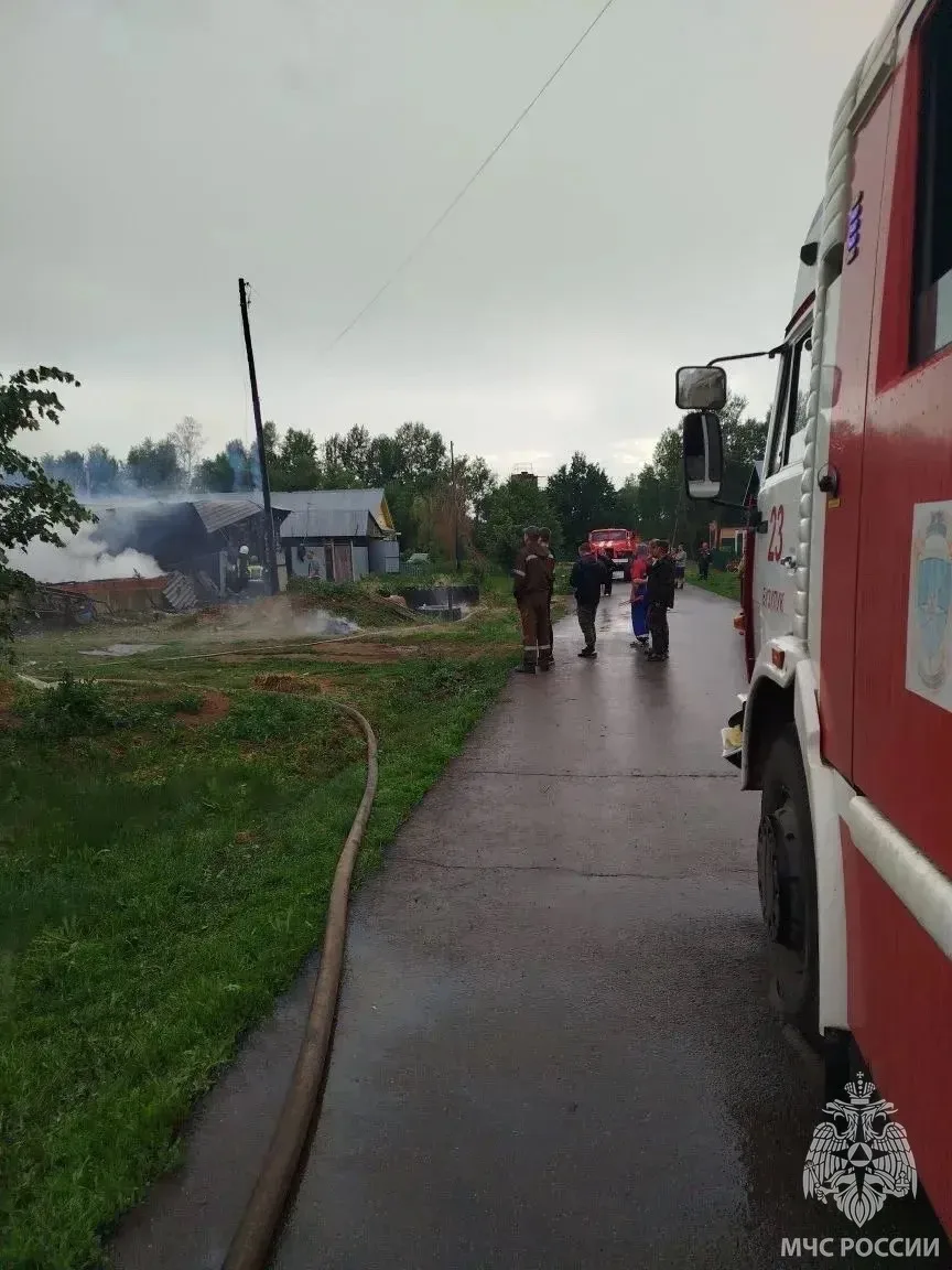 Гроза вызвала пожар в Курманаевском районе

▪️Днем 13 июня в селе Лабазы молния, предположительно, с