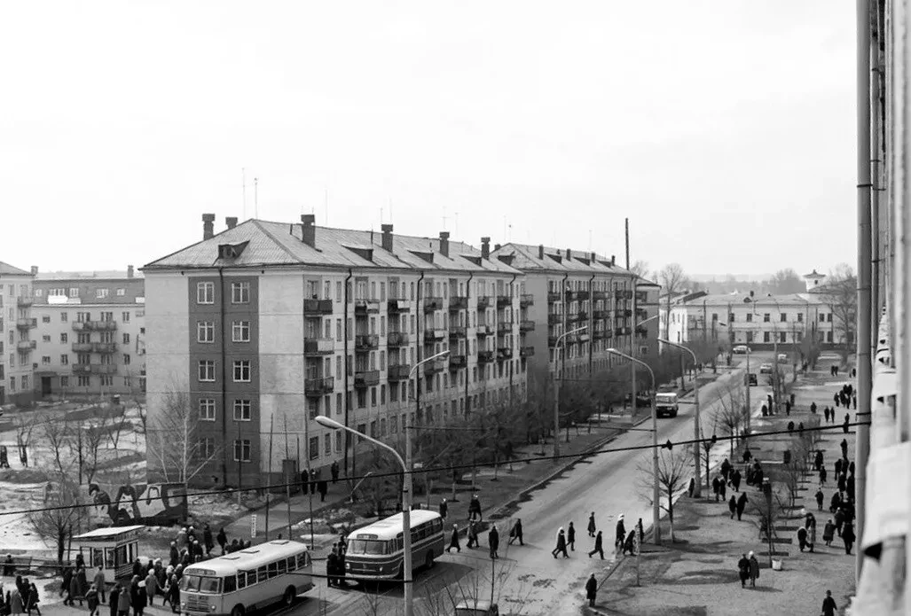 Закончился сеанс в кинотеатре "Космос", в конце улицы "50 лет Октября" здание кондитерс...
