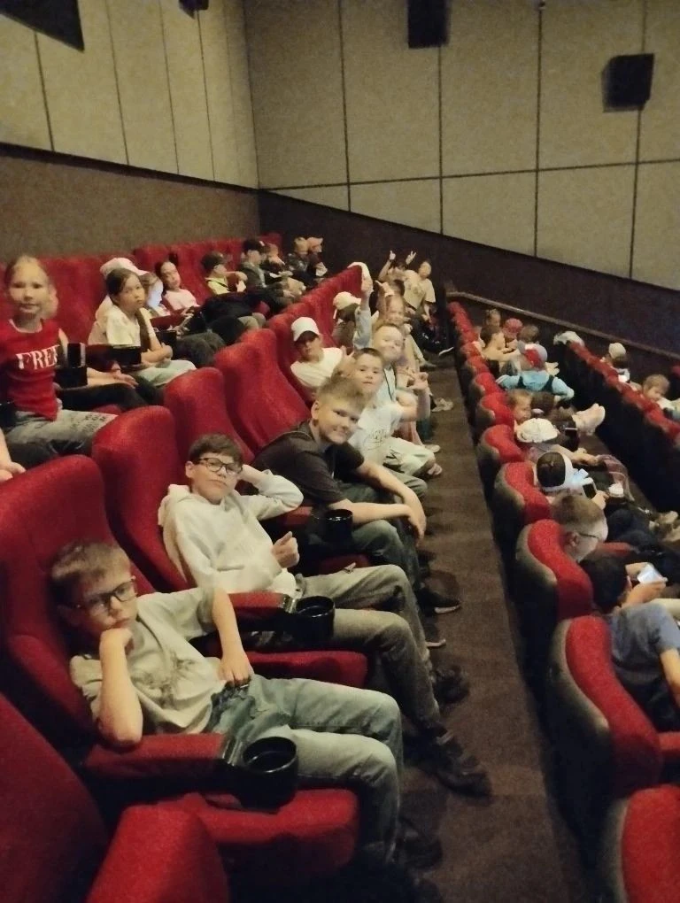 Отличный день в лагере «Царство детства»: ребята отправились в кинотеатр и посмотрели мультфильм «Зв