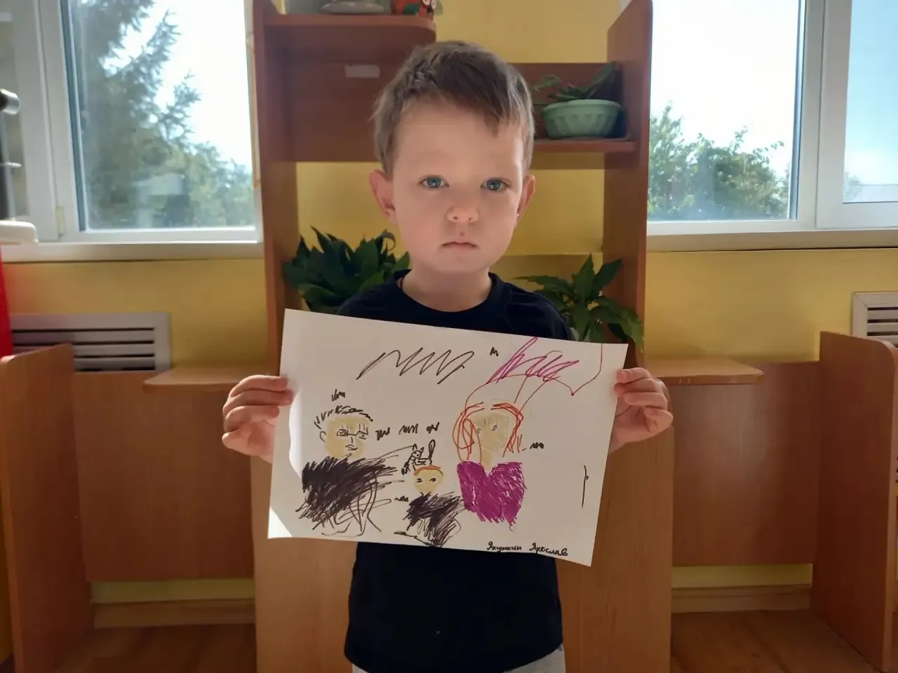 💚 «Моя семья — моё сокровище»: выставка рисунков в нашем детском саду!
