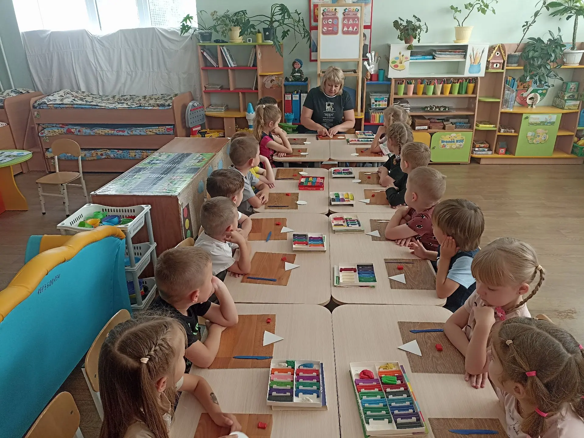Сегодня с детьми было проведено занятие по лепке на тему «Дорожные знаки». В ходе занятия дети закре