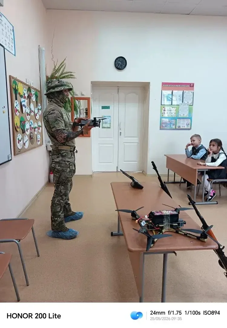 🚁 Сегодня у нас был особенный гость!  В класс 1.7 заглянул выпускник Инны Ивановны Писаревой — Марк 