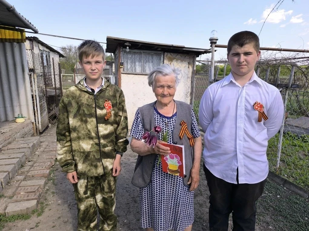В рамках реализации концепции "Луганский характер", первые отряда "Друзья" поздравили с...