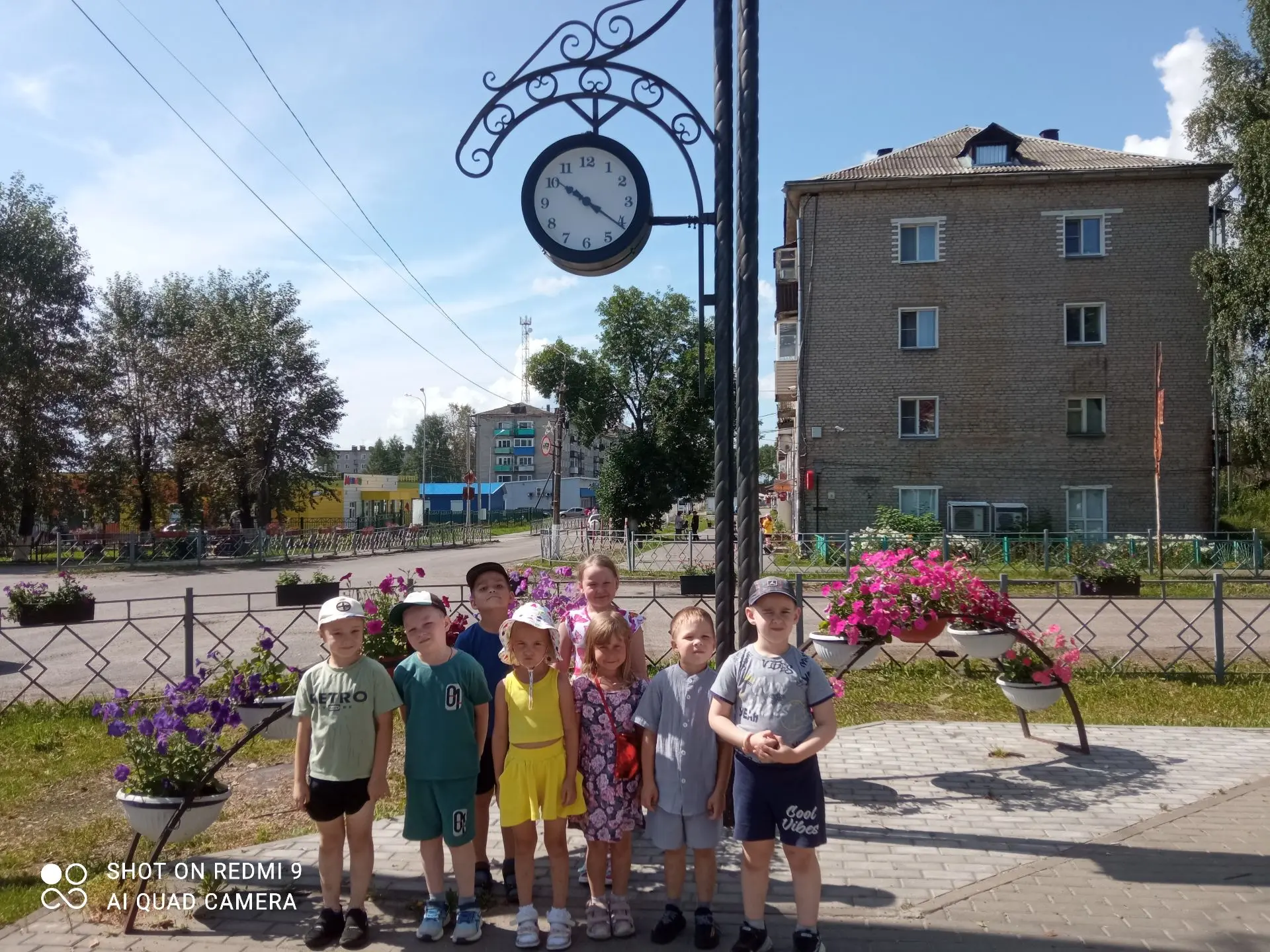 Город — это не только улицы
И небо, что сильно хмурится.
Город — это ещё и прогулки,
Домики, скверы 