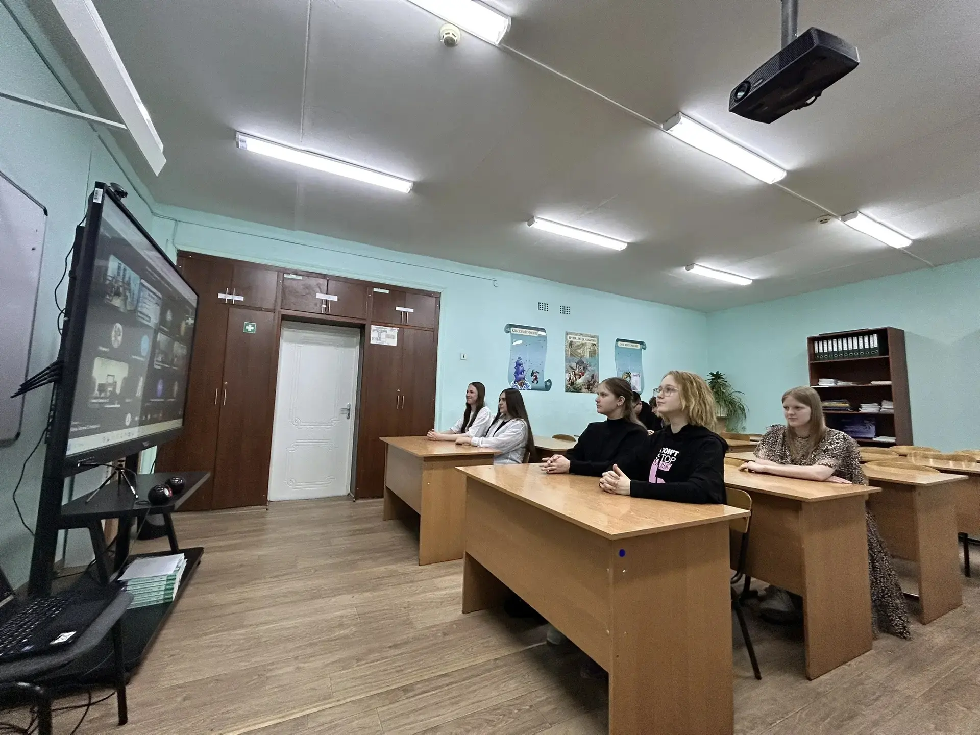Ученики 10"А" класса школы №11 посетили онлайн-встречу с сотрудником БГТУ им. В.Г. Шухо...