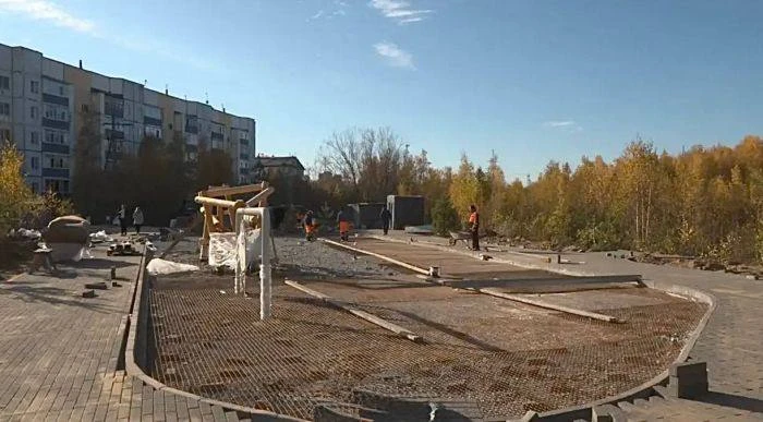 В поселке Лунном в Сургуте создается мини-сквер с детской площадкой у озера.