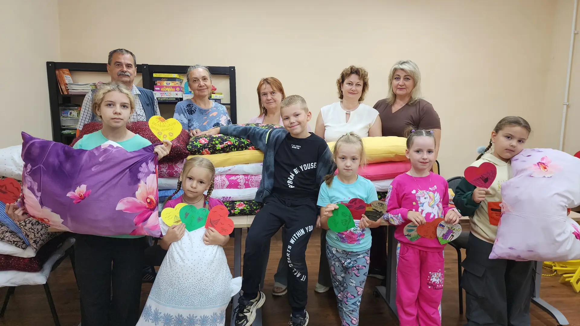 Дети и взрослые в Талдоме шьют подушки для госпиталей в зоне СВО