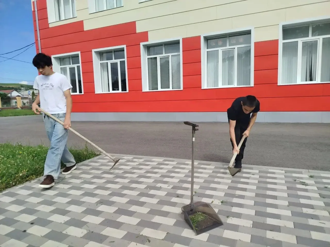🌞 Лето в разгаре. Июль. Пятая трудовая четверть.
С  30 июля проходят практику учащиеся 8а класса.
�