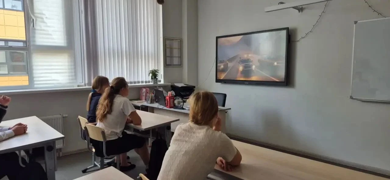 Каждый понедельник в нашей школе начинается не со стандартного звонка на физику или лит...