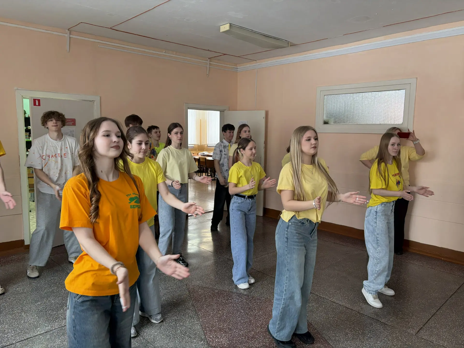 ✨ День счастья в нашей школе! ✨  Сегодня у нас был по-настоящему яркий и радостный день — в школе пр
