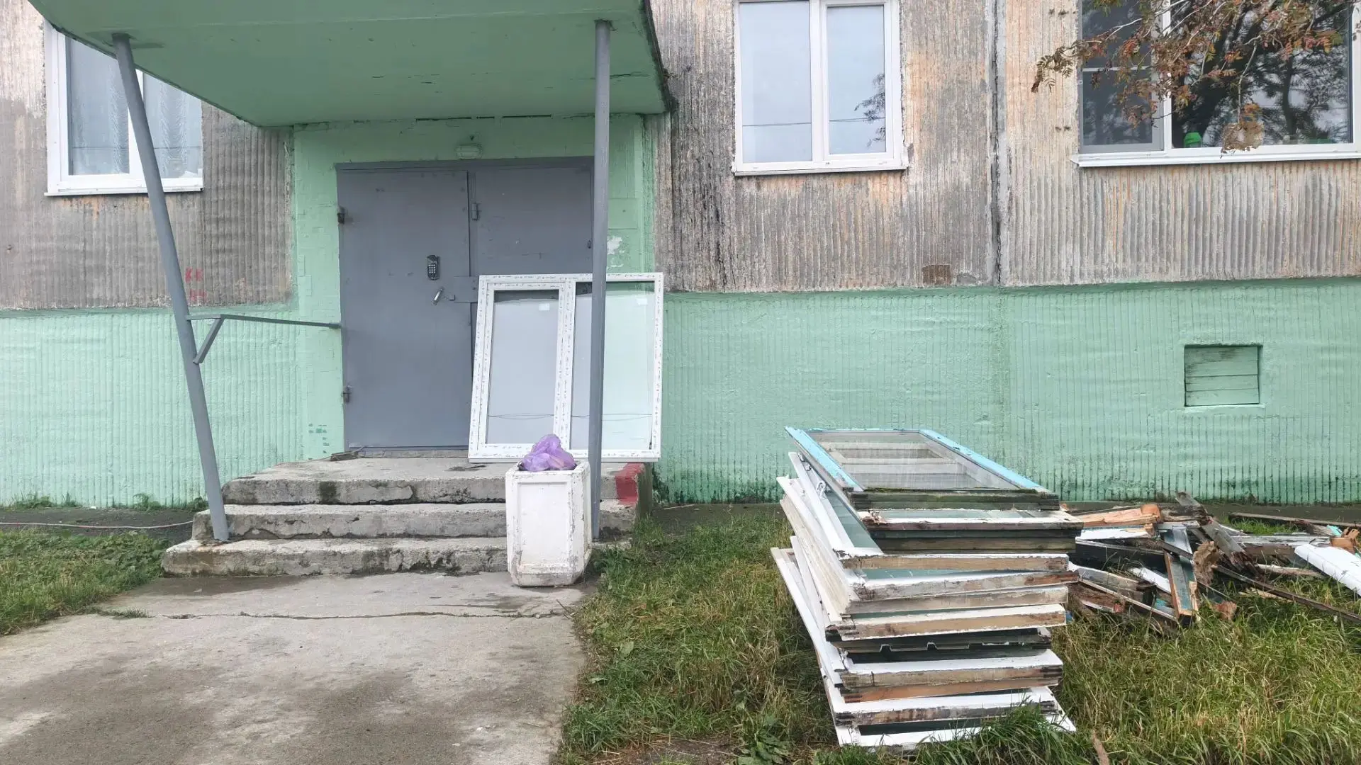 Второй подъезд дома №21 на 50 лет Октября уже отремонтирован. Напомним, в нескольких со...