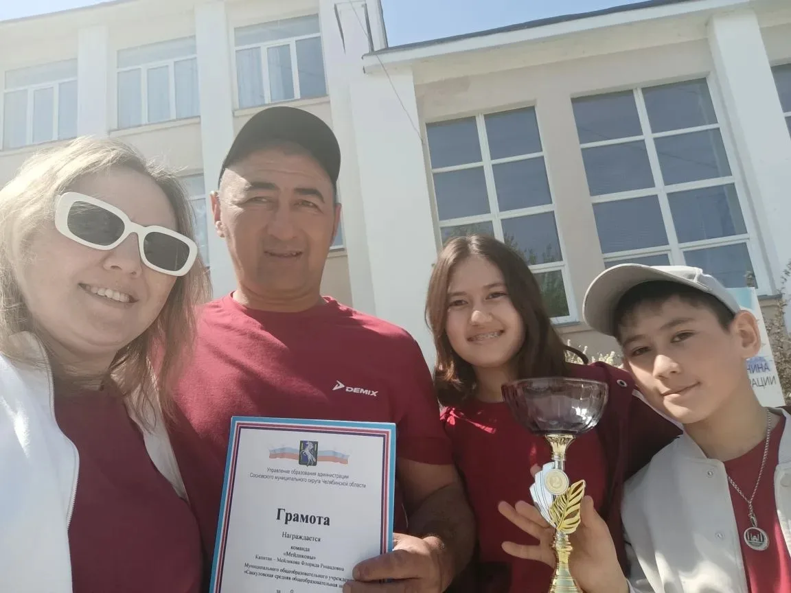 Семейные узы и спортивный дух: в Кременкуле прошёл этап «Семейной зарницы"
В честной борьбе за звани