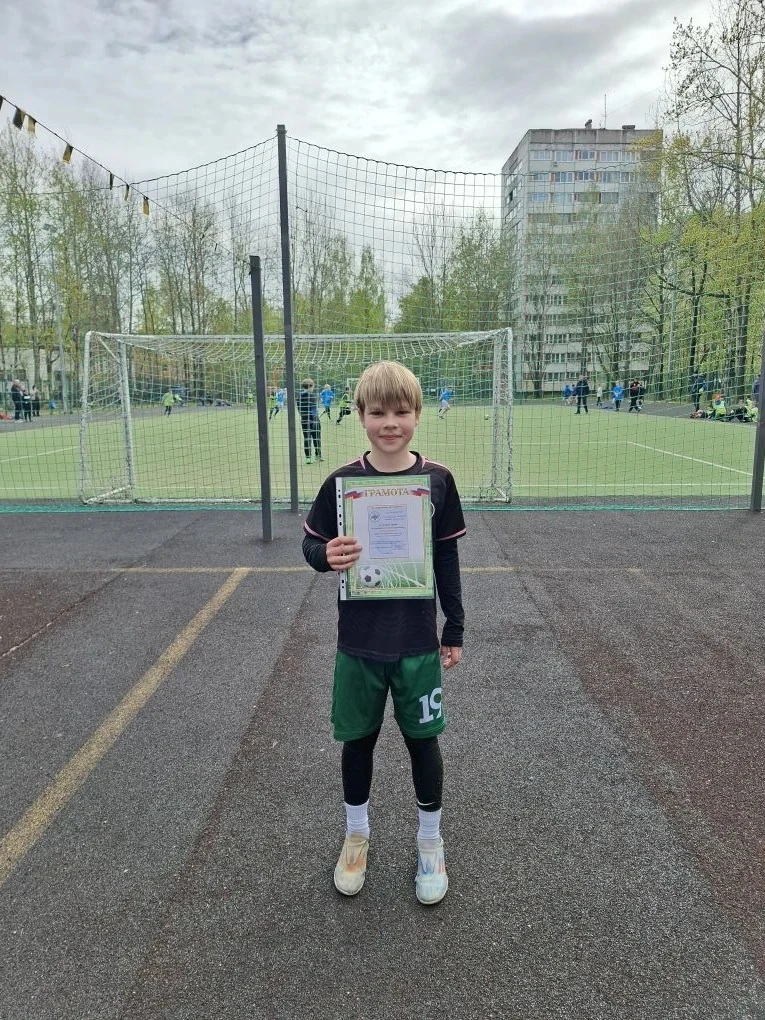 ✨Мельник Кирилл, ученик 4б класса, в турнире по футболу⚽ среди образовательных учреждений Калининско