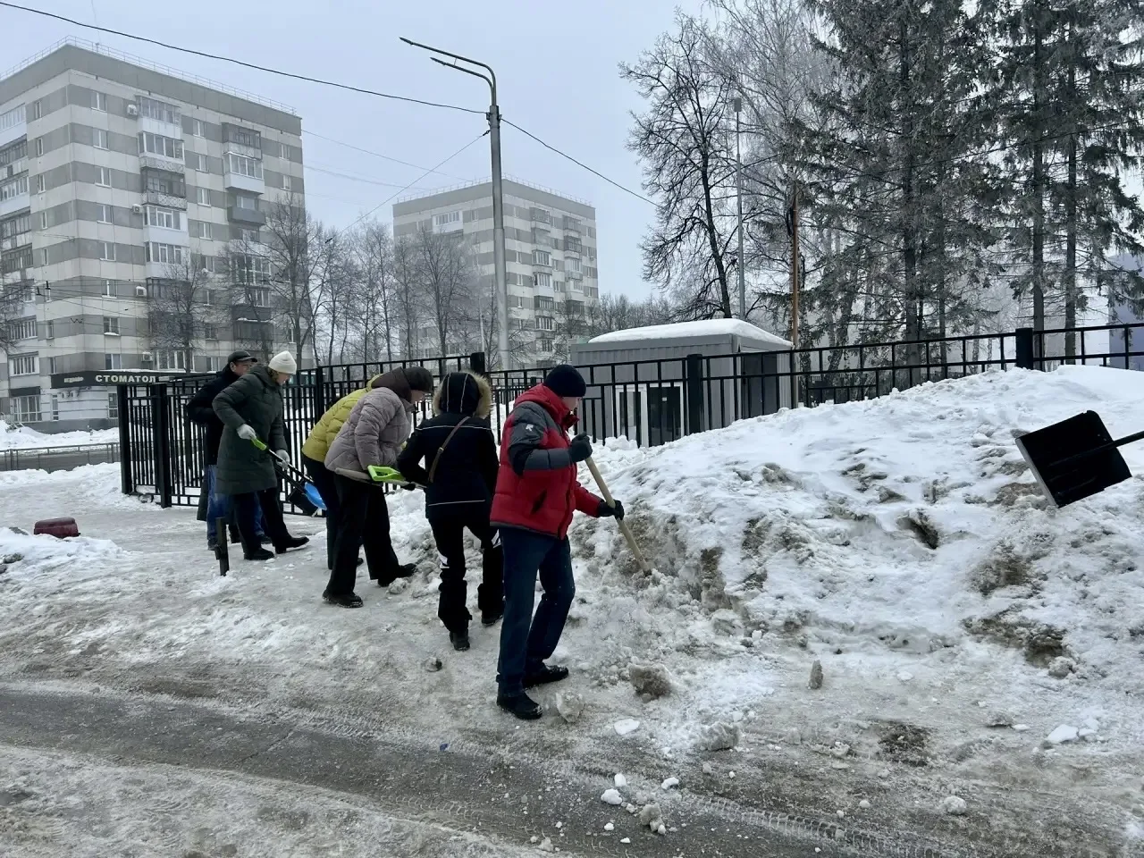 ❄️ Снежный субботник в действии! ☃️  Сегодня, 14 марта, наша гимназия превратилась в настоящую коман