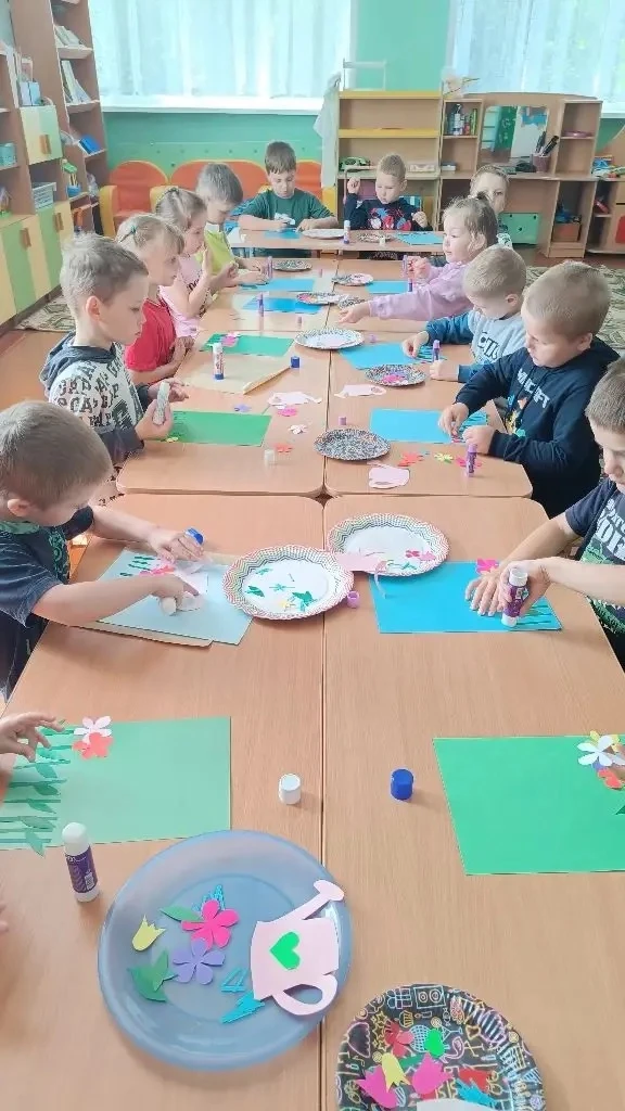 Развиваемся через творчество. 🖍️📐

На днях в старшей группе прошла аппликация на тему: «Цветочная 