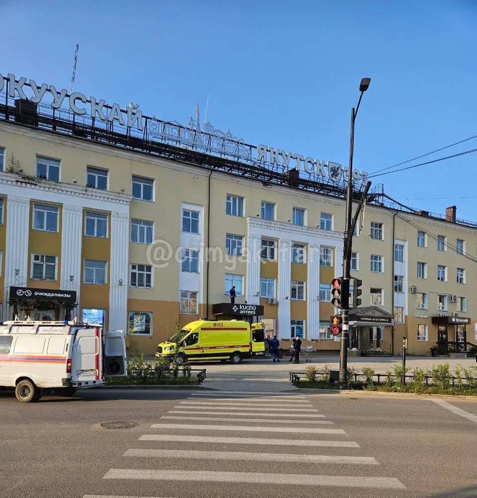 В центре Якутска пенсионер выпал из окна третьего этажа