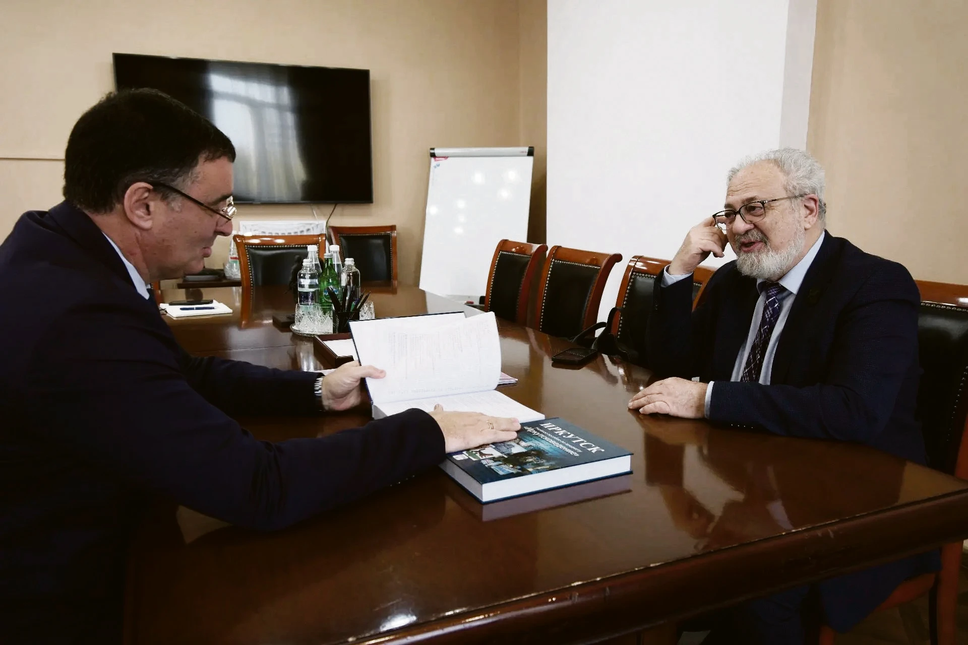 📓 «Иркутсковедение»: издан второй том учебного пособия для школ города.
