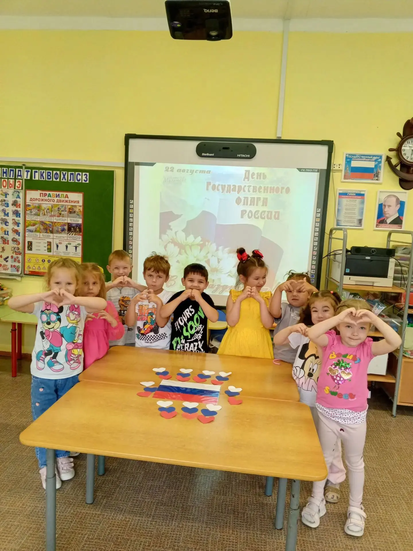 🎉 В средней группе «Мечтатели» прошли мероприятия ко Дню Государственного флага Россий...