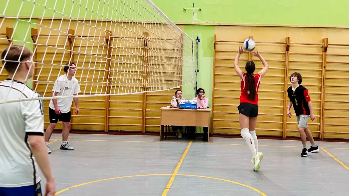 Выпускники & лицеисты🏐  Яркое событие в жизни лицея — дружеская встреча по волейболу! На площадке со