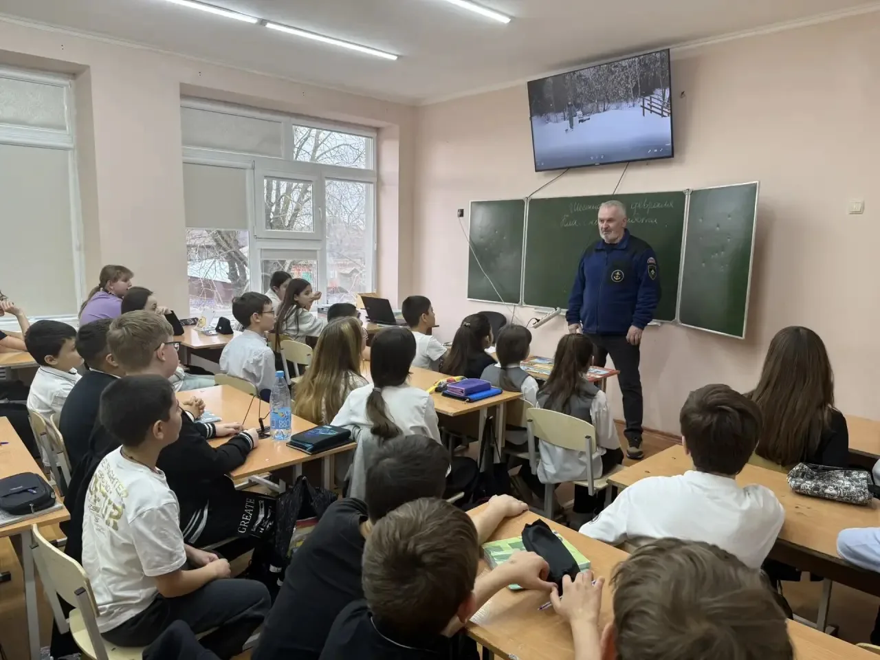 Сегодня Инспекторы МЧС рассказали школьникам о правилах безопасного поведения на льду .🔊 ❗Большинств