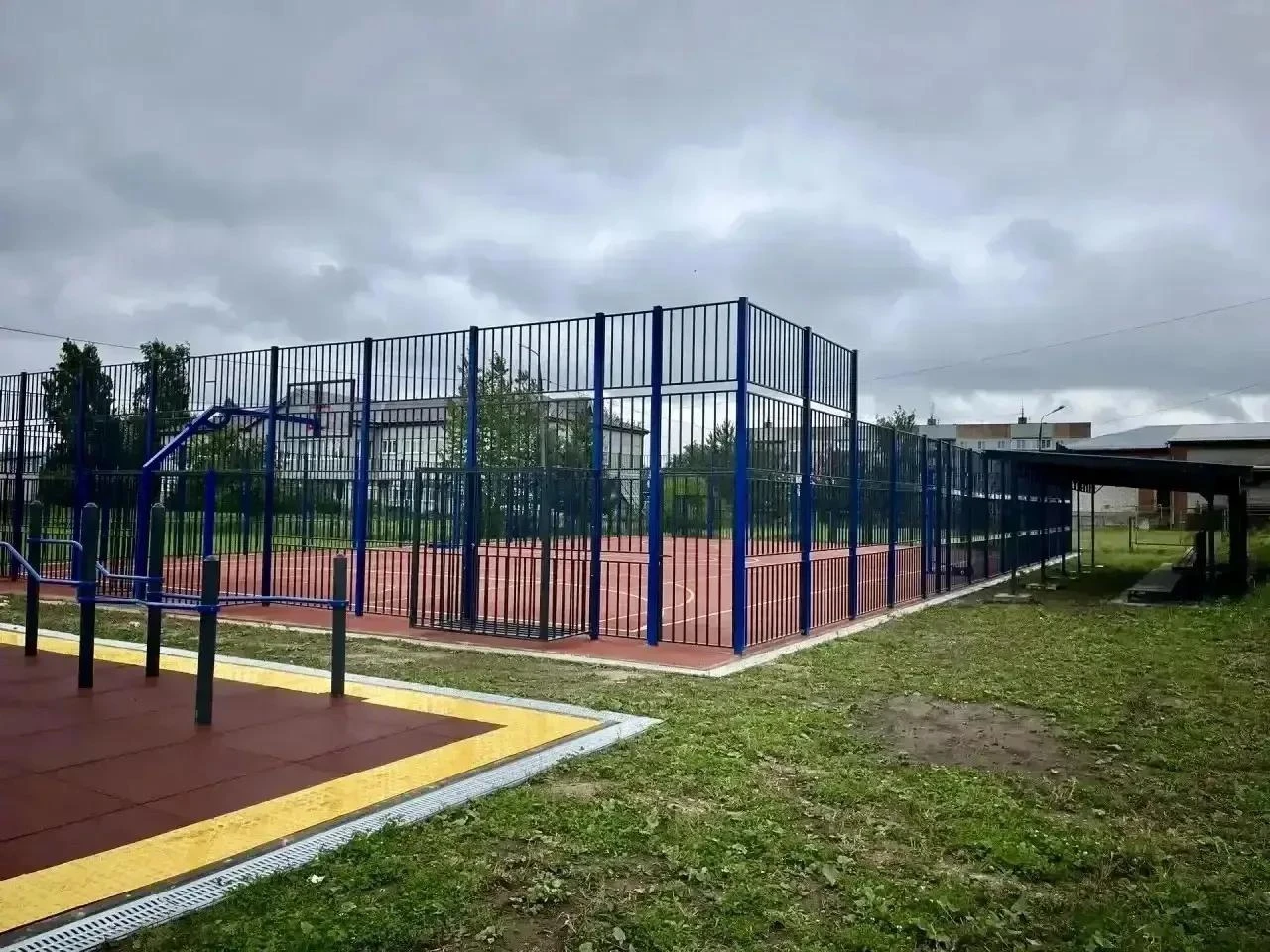 🏀 В деревне Тямша завершилось строительство современной «умной» спортивной площадки