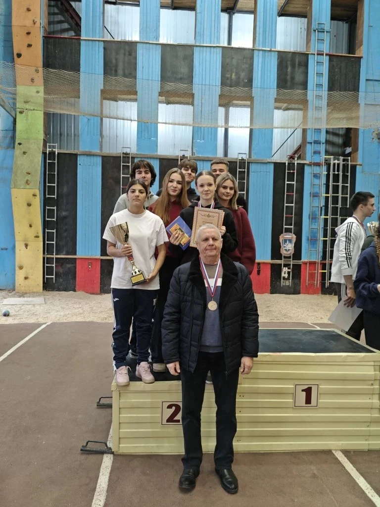 Сегодня команда нашего центра образования приняла участие в городских соревнованиях по пожарно-спаса