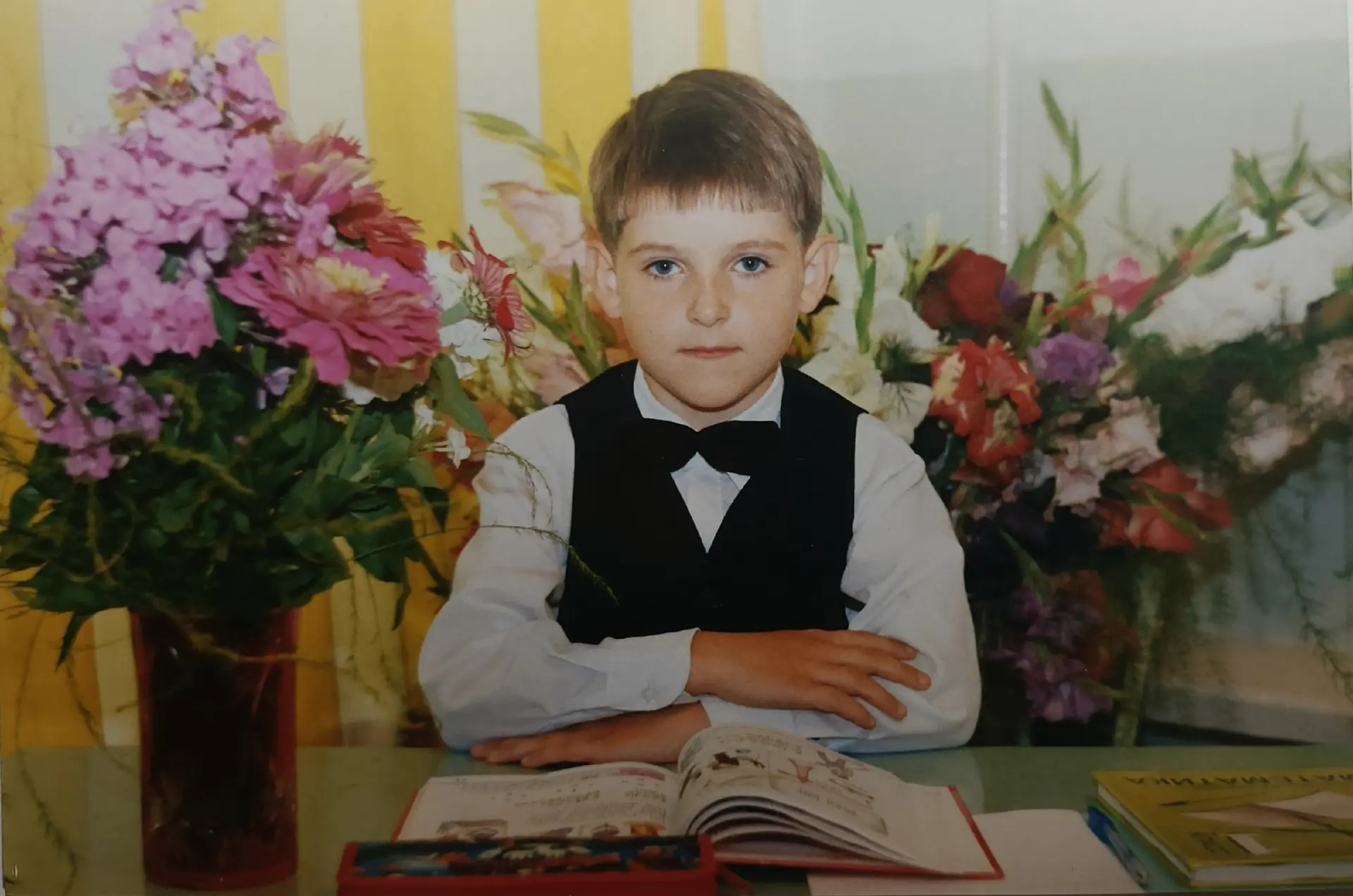 Тот самый день. 1 сентября. Я сижу за партой с самым большим букетом в мире и пытаюсь в...