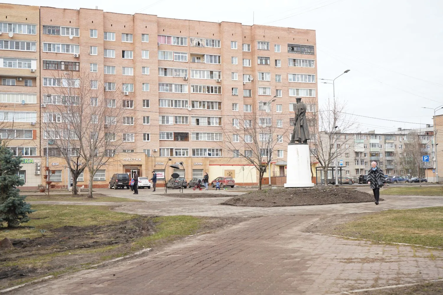 Снег стремительно сходит и открывает не самые живописные виды. За зиму во дворах и на улицах скопило