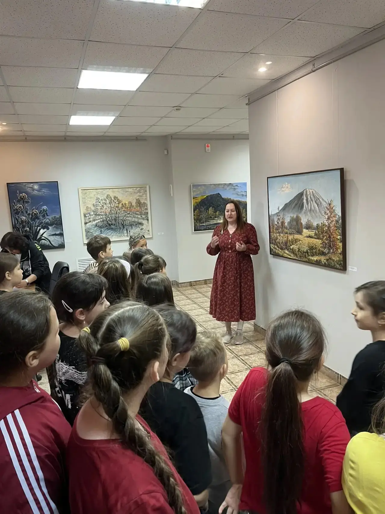 Путешествие в мир красок и смелости ✨

Сегодня наши школьники заглянули в гости к настоящему таланту