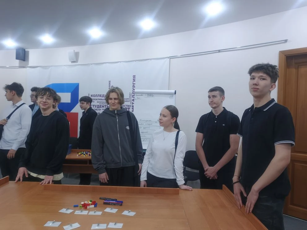 Когда инженеры играют в Лего, получается бизнес 😎🧱  Думаете, в 10Б только физику изучают? Как бы не 