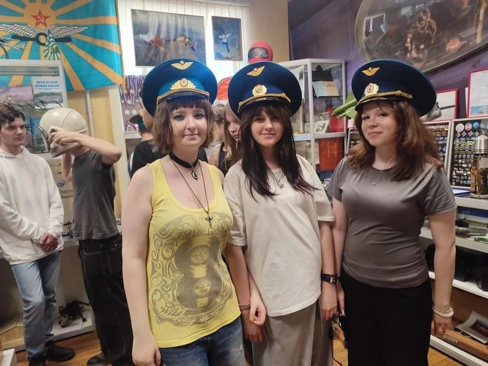 8 а и 8 б классы в музее истории военной авиации.

В музее есть интерактивные тренажёры, на которых 