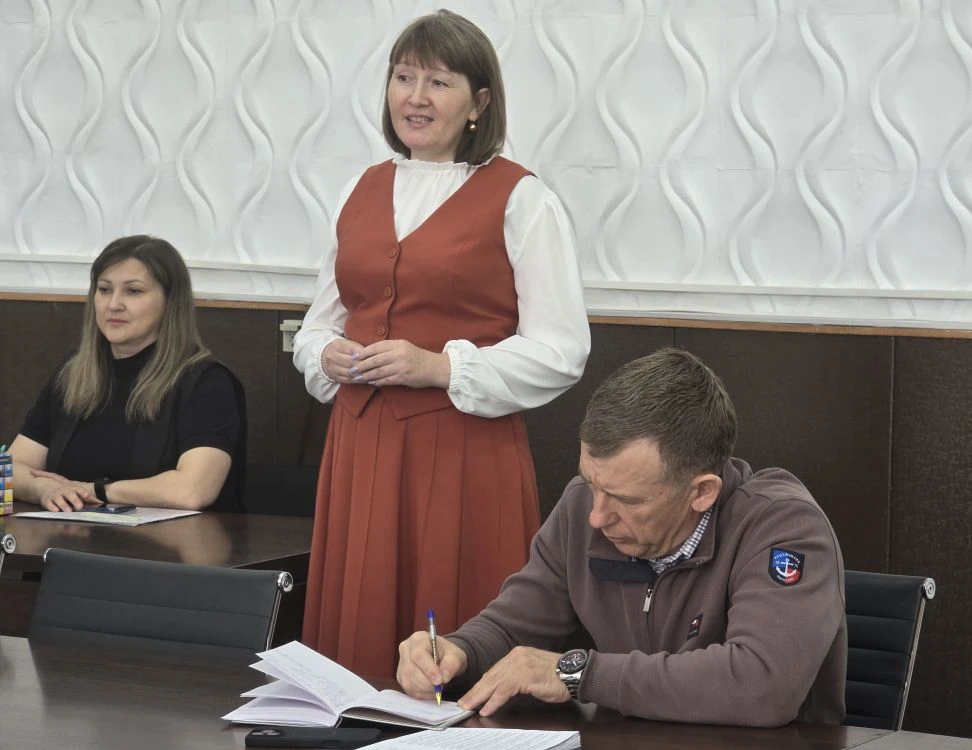 На прошедшем сегодня очередном заседании окружной думы депутатам предстояло рассмотреть 26 вопросов.