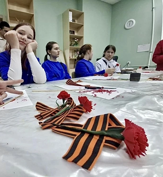 🎗️Активисты «Движения Первых» — ученики 6В и 7Б классов — приняли участие в мастер-классе по изготов