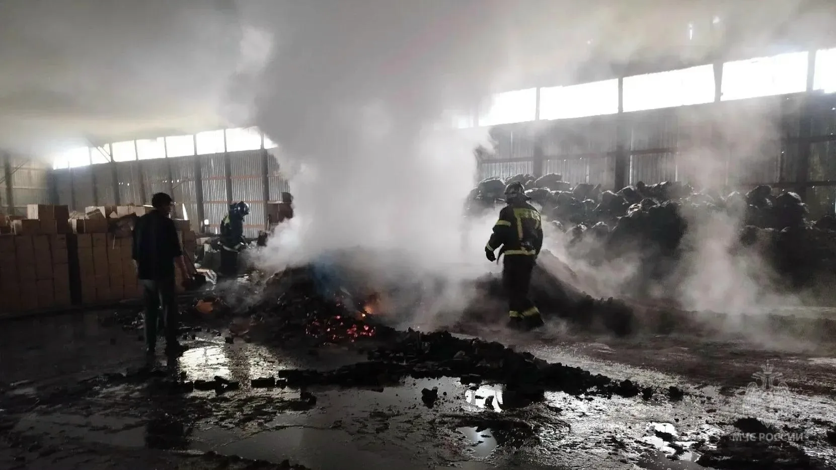 В пгт. Афанасьево загорелся цех по производству угля