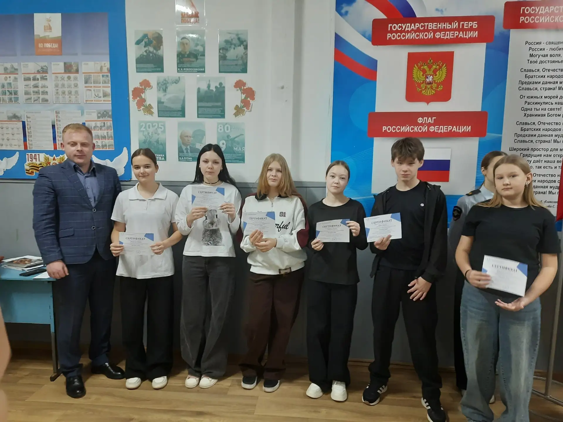 🇷🇺С торжественной общешкольной линейки началось утро понедельника. По традиции ребята...