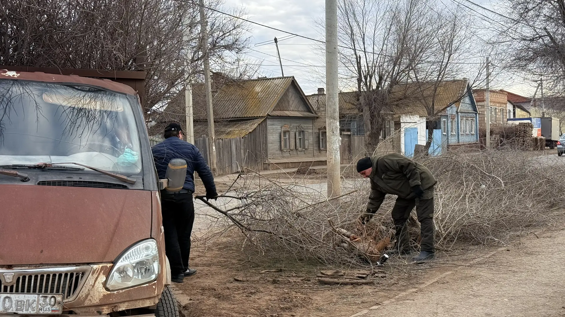 Сегодня по улице Ленина в с. Старокучергановка проведены работы по вывозу спиленных вет...