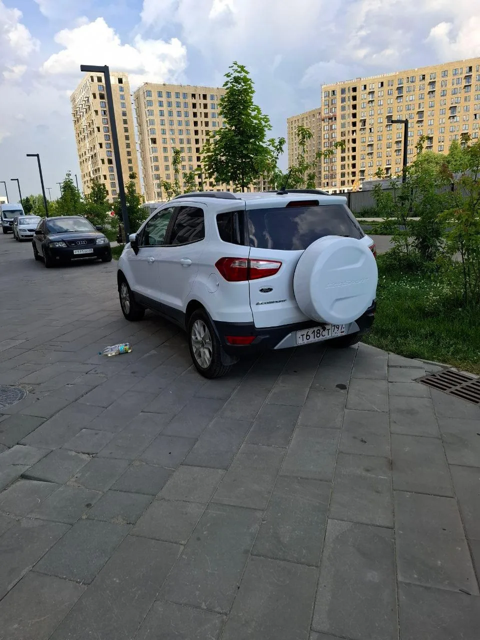 👀 Ходим аккуратно у ЖК "Молжаниново". В выходные Алексей Кадочиков и Елена заметили, что из окон до