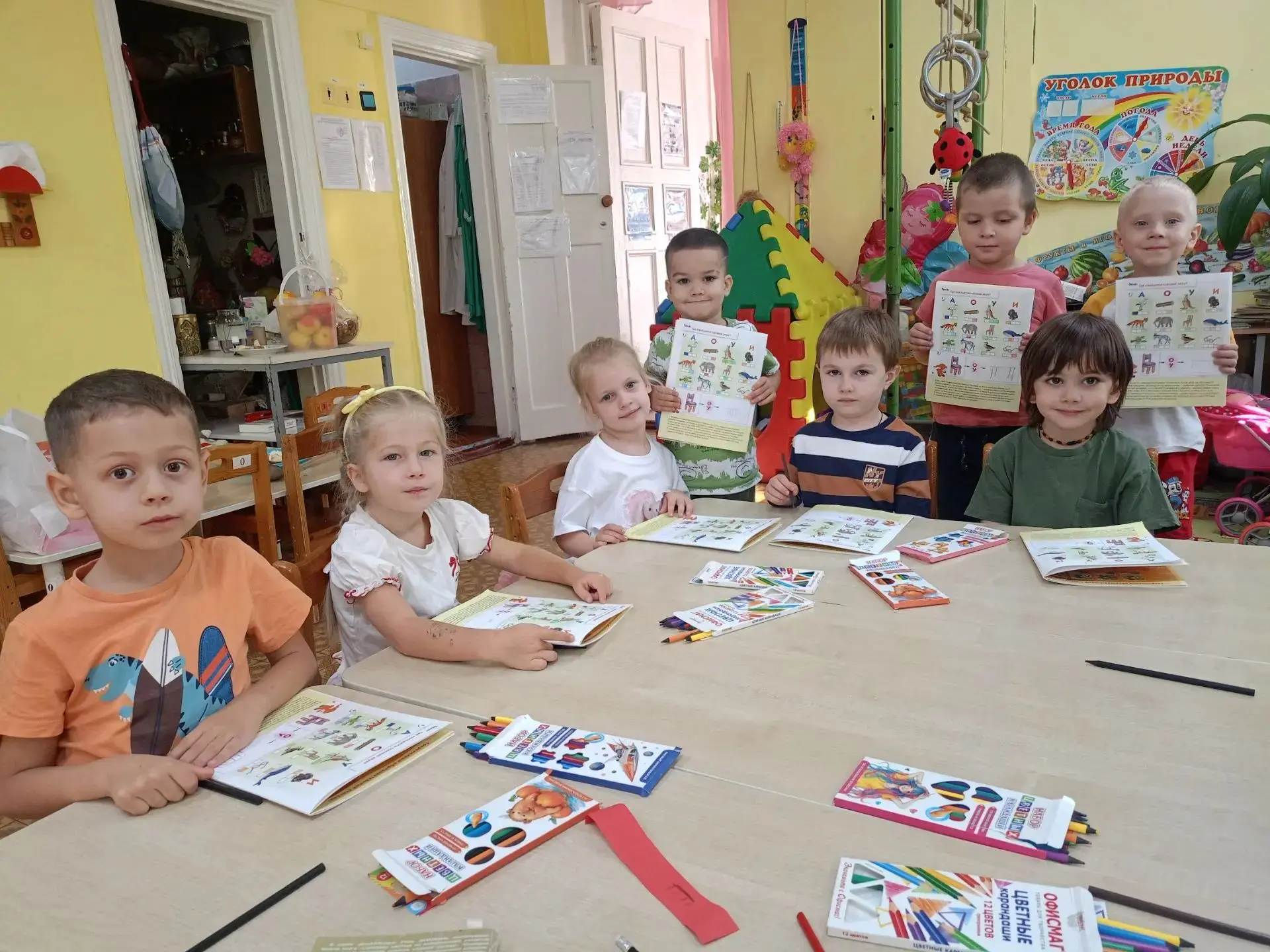 На занятии "Уроки грамоты" дети 14 группы учились определять местоположение звука в сло...