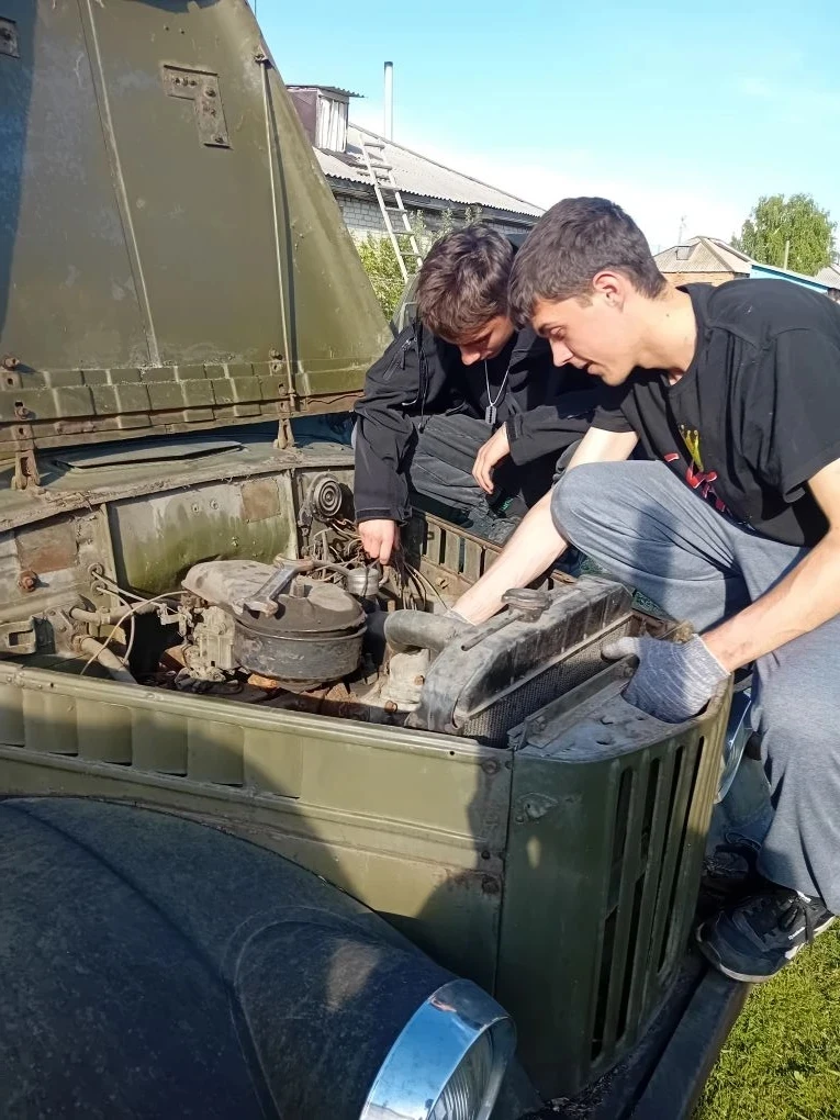 Отец Евгений передал в дар военно-патриотическому движению «Граница» и его руководителю...