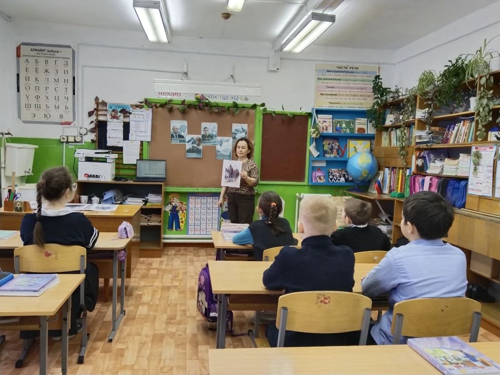 Патриотический час "Мы едины- мы непобедимы" направлен на воспитание чувства гордости з...